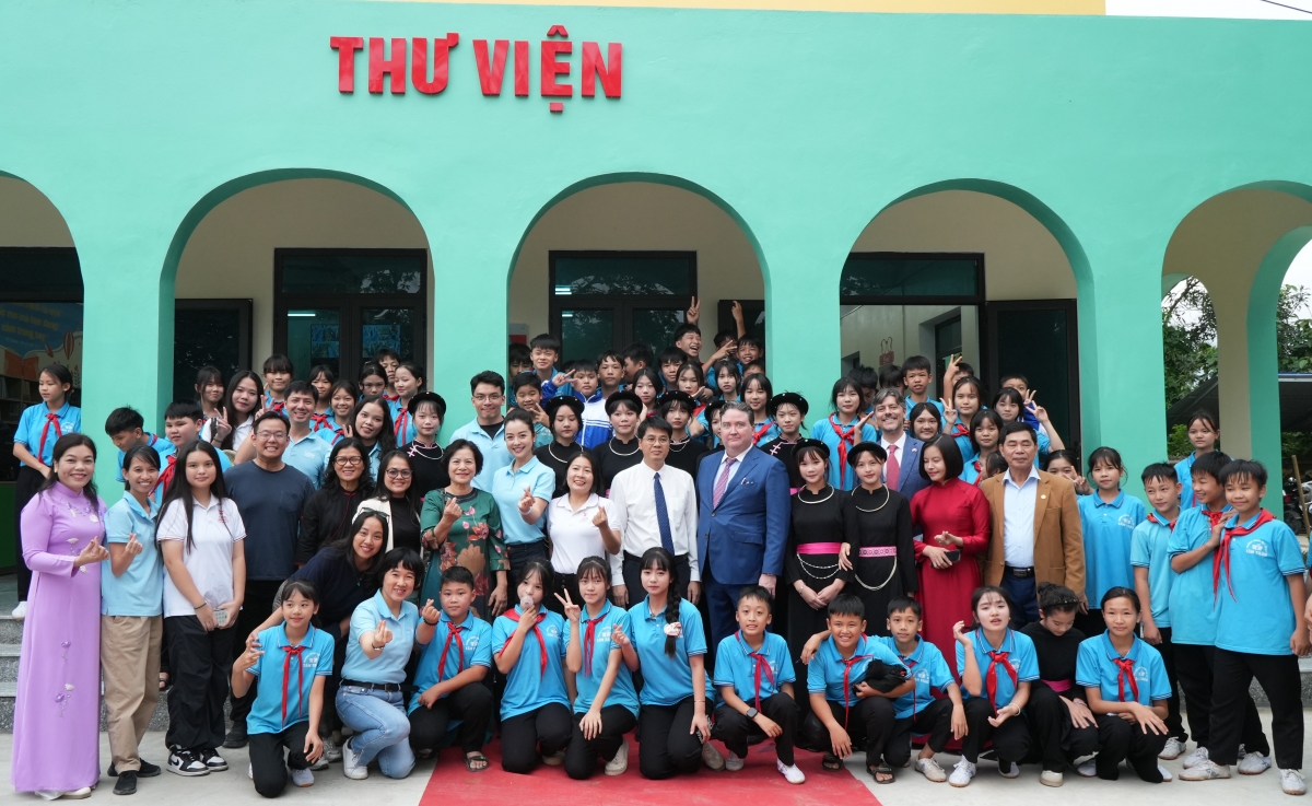 Đại sứ Hoa Kỳ tại Việt Nam Marc E. Knapper, Hoa hậu Jennifer Phạm - Đại sứ chương trình Ánh sáng học đường Quỹ Hy vọng, các nhà tài trợ chụp ảnh cùng giáo viên và học sinh trường THCS Tân Trào. Ảnh: BTC