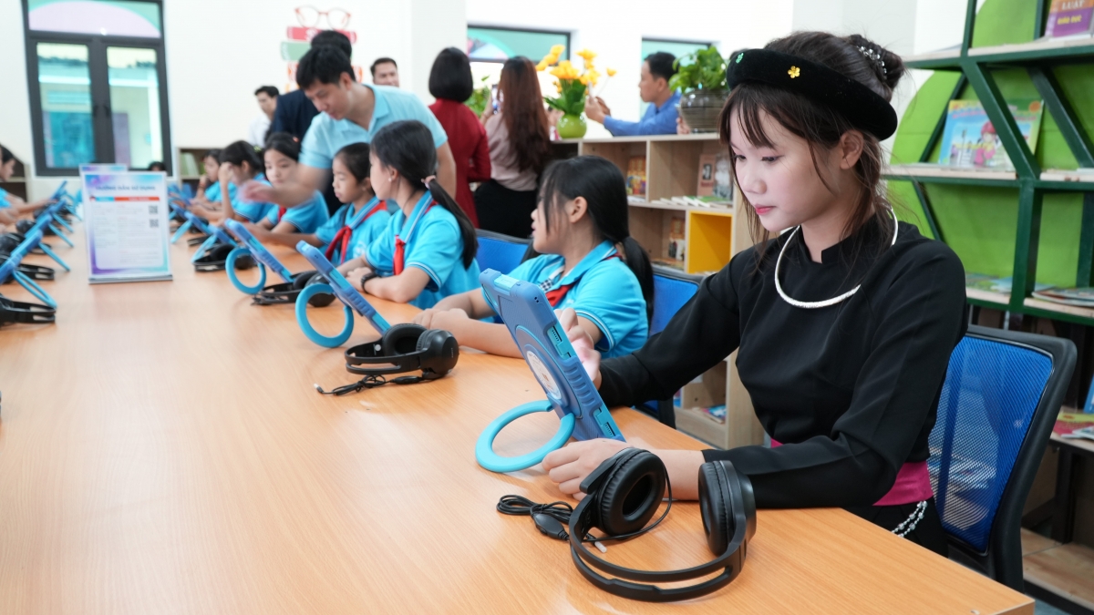 Các em học sinh thích thú trải nghiệm Thư viện điện tử. Ảnh: BTC