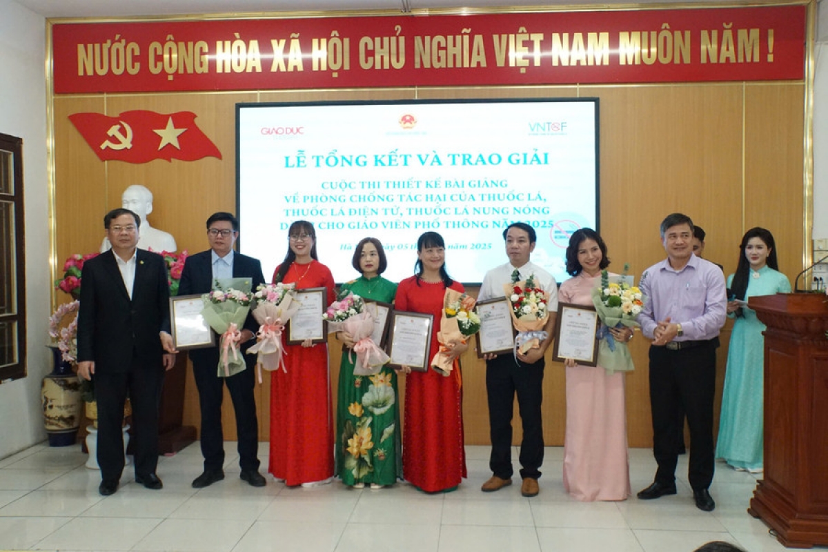 Các tác giả đạt giải cuộc thi ( Ảnh : BTC )