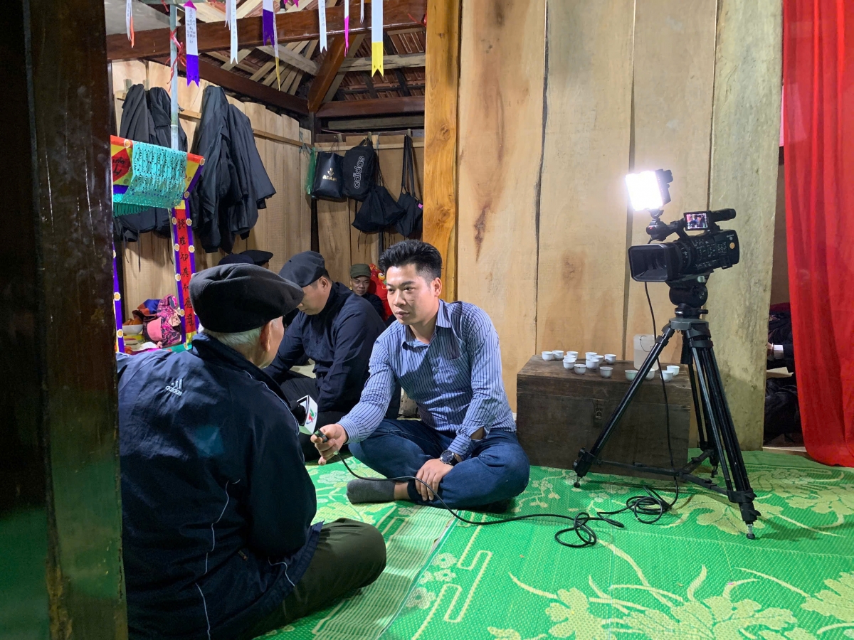 Những nghệ nhân, người cao tuổi vùng đồng bào dân tộc là những pho sử sống