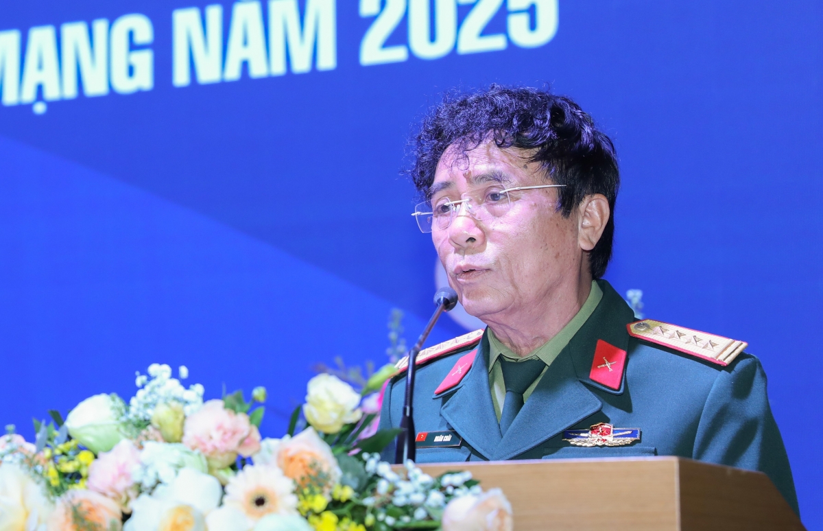 Đại tá, họa sĩ Ngân Chài cho rằng chuyên đề chất liệu lụa là hướng đi mới của Trại sáng tác năm nay.
Ảnh: Đức Anh