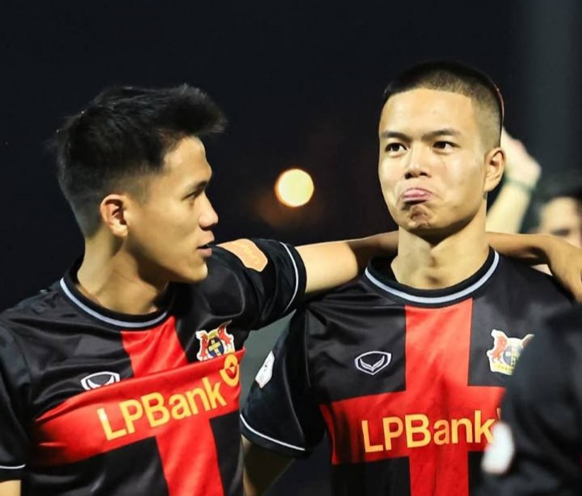 Trần Thành Trung - bên phải, đã có 1 kiến tạo tại V.League (Ảnh: Ninh Bình FC)