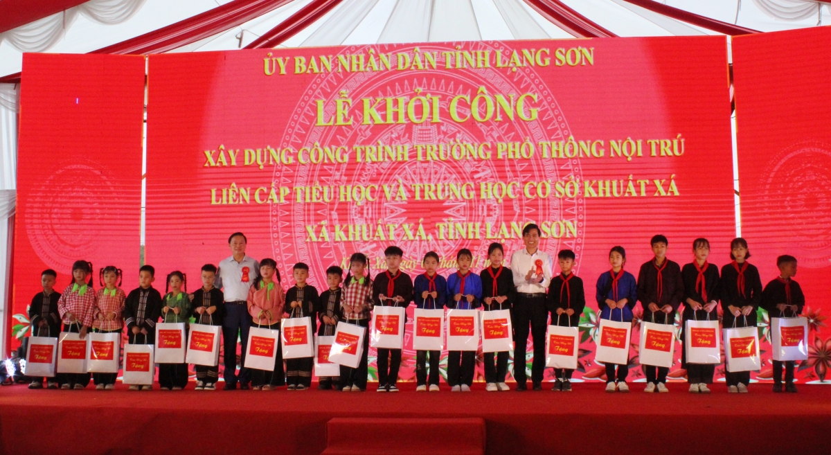 Phó Thủ tướng Trần Hồng Hà tặng quà các em học sinh tại địa bàn xã Khuất Xá, tỉnh Lạng Sơn