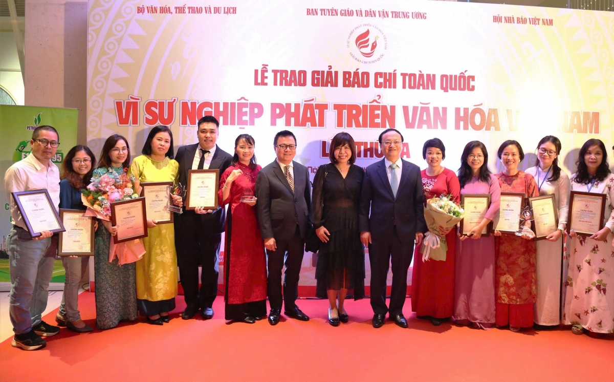 Các tác giả đoạt giải chụp ảnh cùng Chủ tịch hội đồng chung khảo, Tổng Biên tập Báo Nhân dân Lê Quốc Minh và Tổng Giám đốc Đài TNVN Đỗ Tiến Sỹ 