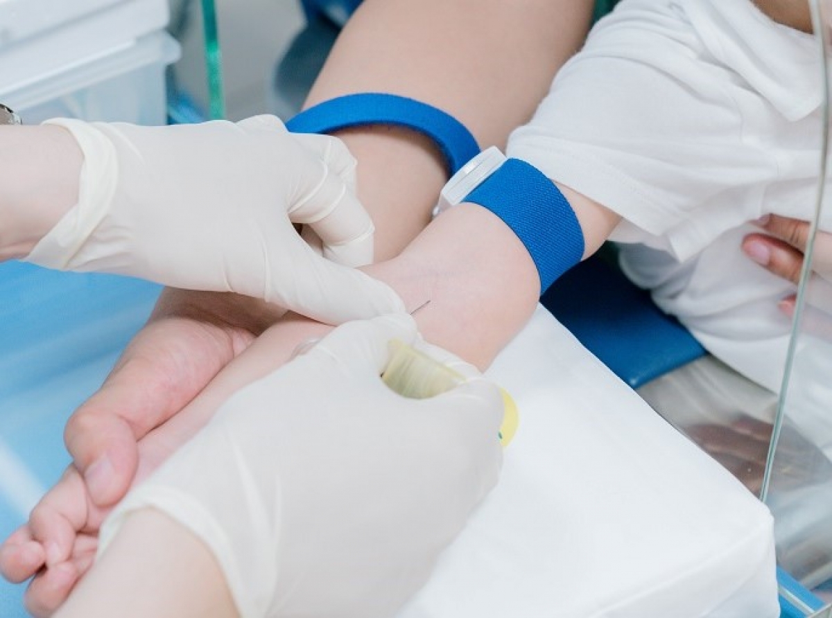 Trẻ được khám và xét nghiệm để xác định chính xác nguyên nhân dị ứng đạm sữa bò. Ảnh BVCC