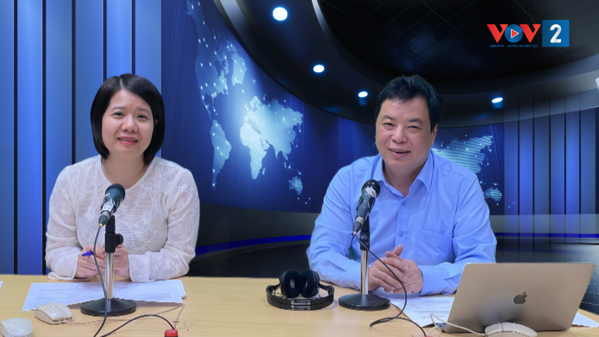 TS.BS Trương Hồng Sơn trao đổi tại phòng thu trực tiếp VOV2