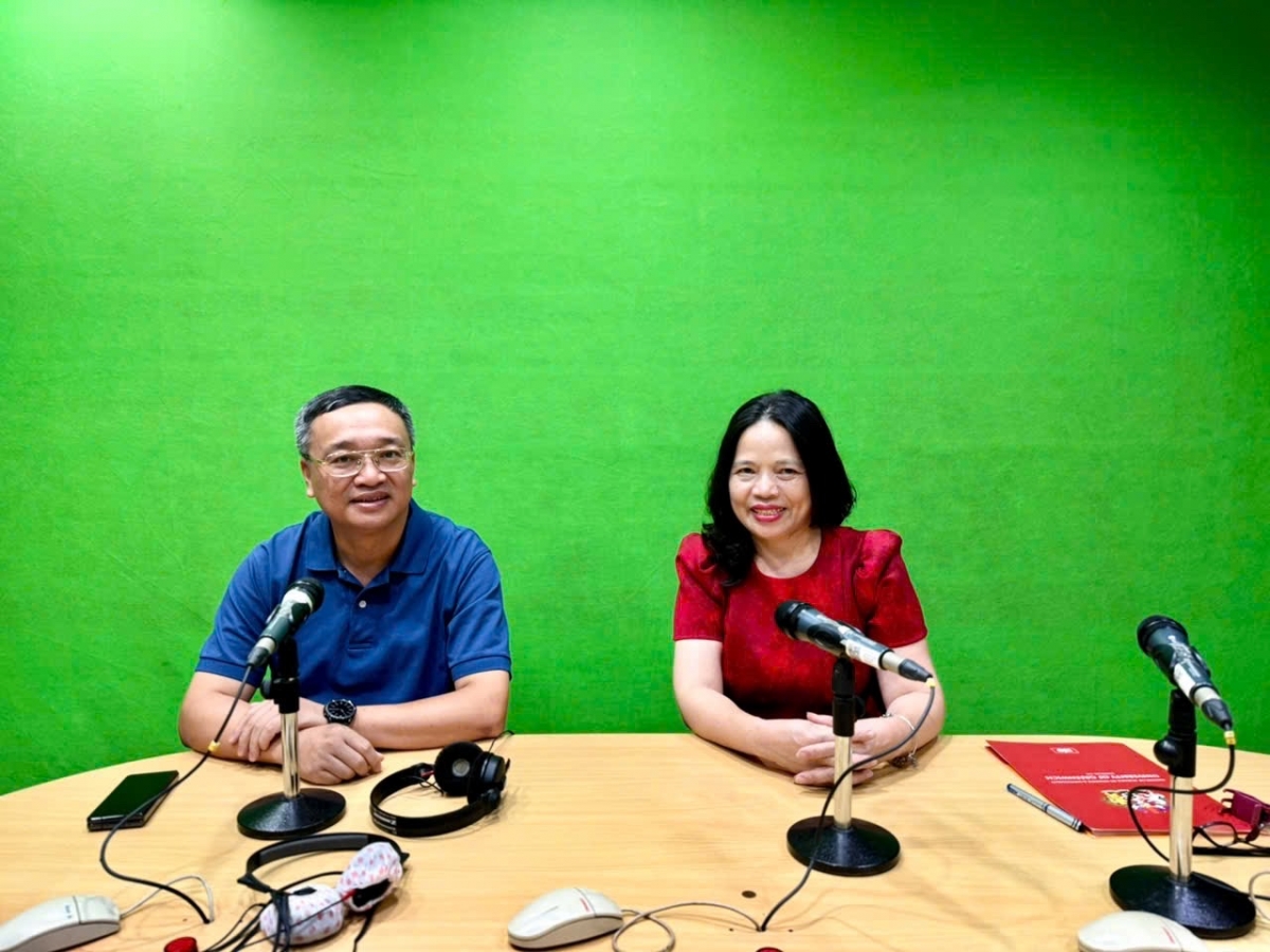 TS Đỗ Tuấn Minh (ảnh trái) tại phòng thu của VOV2. Ảnh Thu Lương