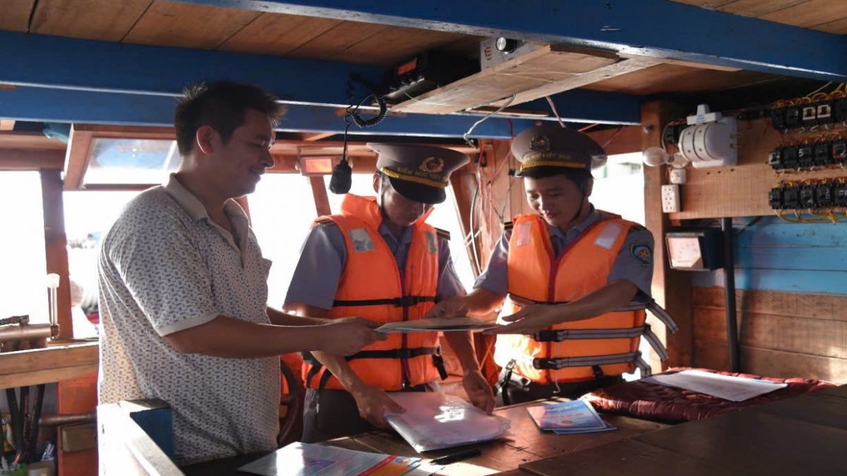 Kiểm ngư Việt Nam tuyên truyền cho ngư dân ra khơi tuân thủ quy định pháp luật (Ảnh: VOV)