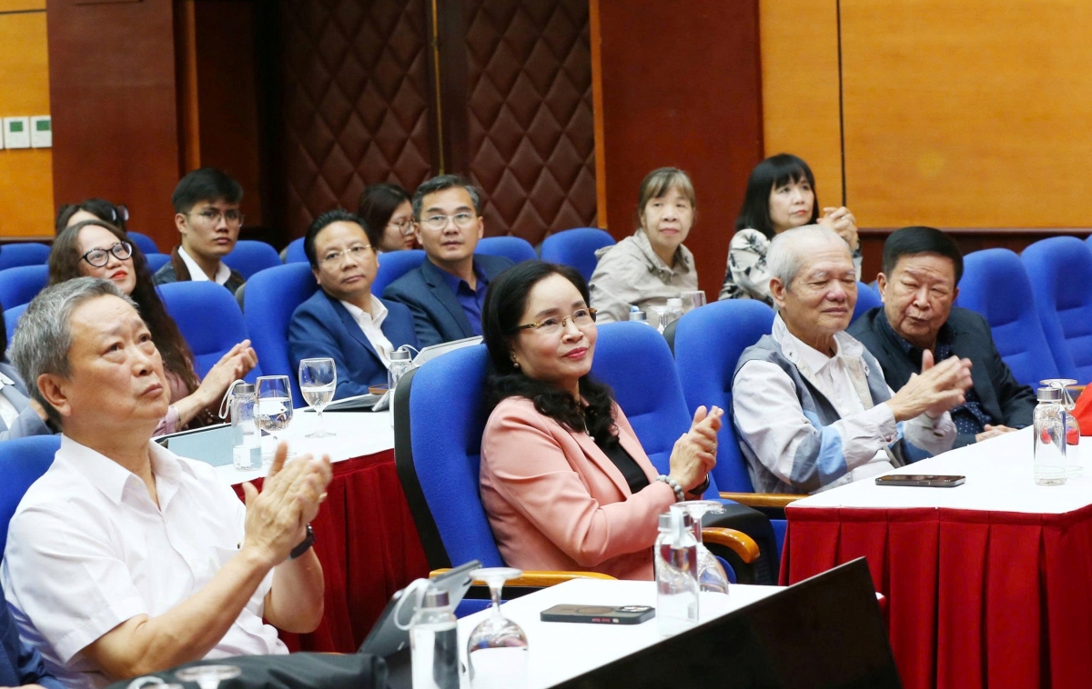 Thứ trưởng Bộ VHTTDL Trịnh Thị Thủy (thứ 2 hàng đầu từ trái sang) cùng các đại biểu tại cuộc họp báo thông tin về "Diễn đàn văn hóa với doanh nghiệp" năm 2025. Ảnh: BTC