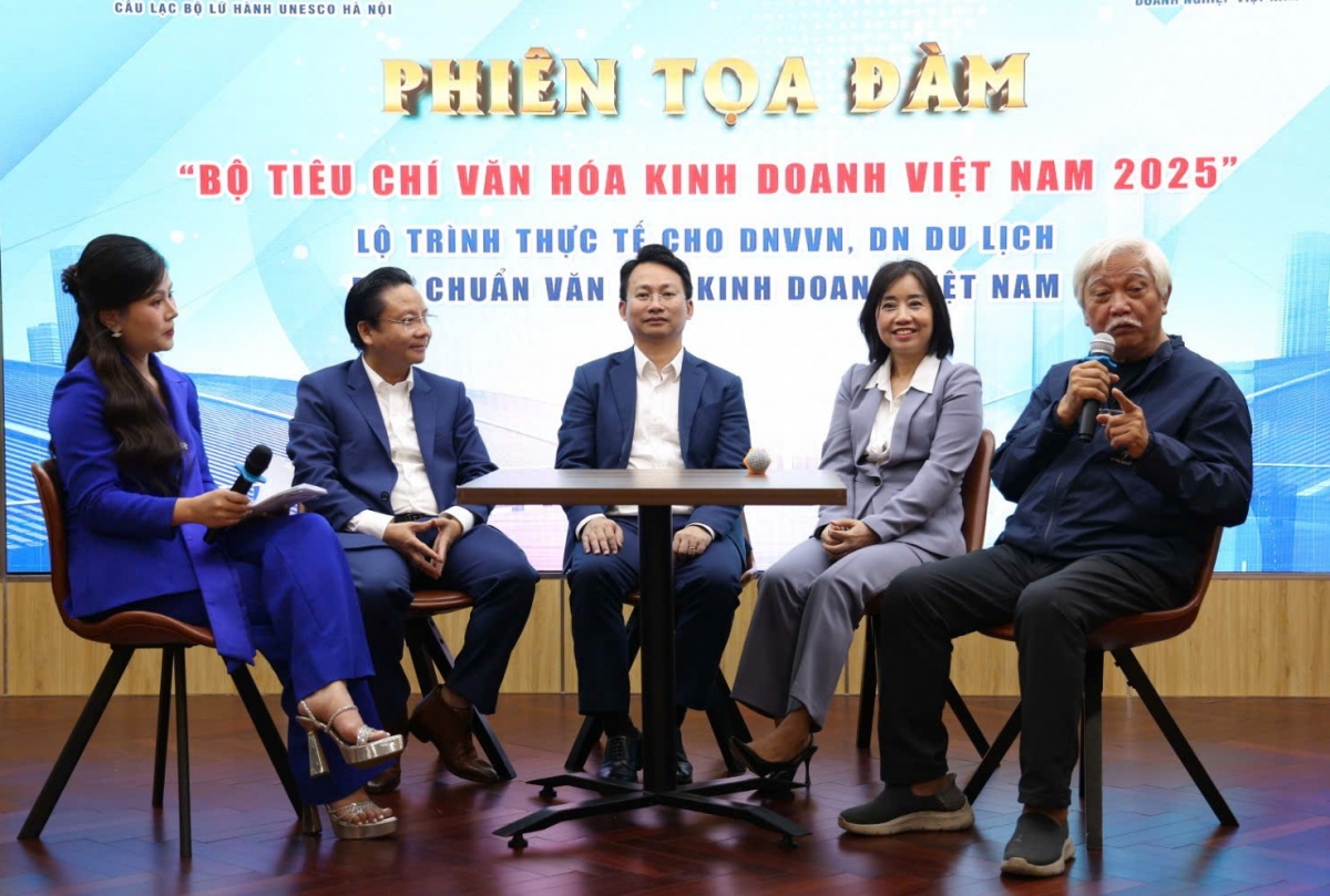 Các đại biểu chia sẻ tại tọa đàm. Ảnh: Lê Phú