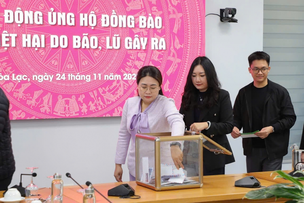 Cán bộ giảng viên, nhân viên ĐHQGHN chung tay vì đồng bào thiệt hại do thiên tai các tỉnh miền Trung (Ảnh: VNU)