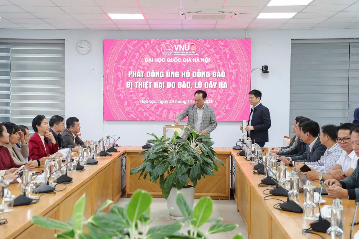 Cán bộ, giảng viên, nhân viên ĐHQGHN ủng hộ đồng bào miền Trung bị thiệt hại do thiên tai bão lũ
(Ảnh: VNU)