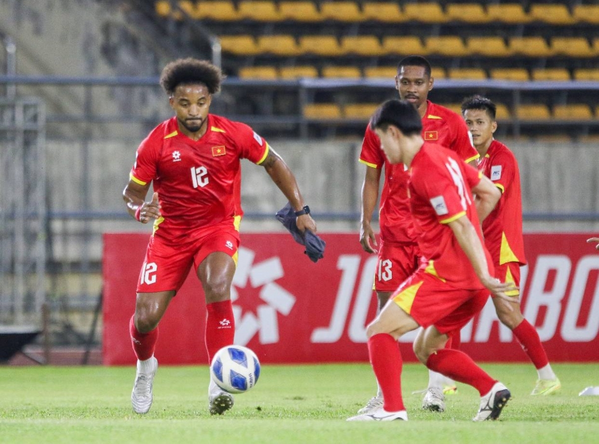 Xuân Son tập làm quen SVĐ Quốc gia Lào (Ảnh: VFF)