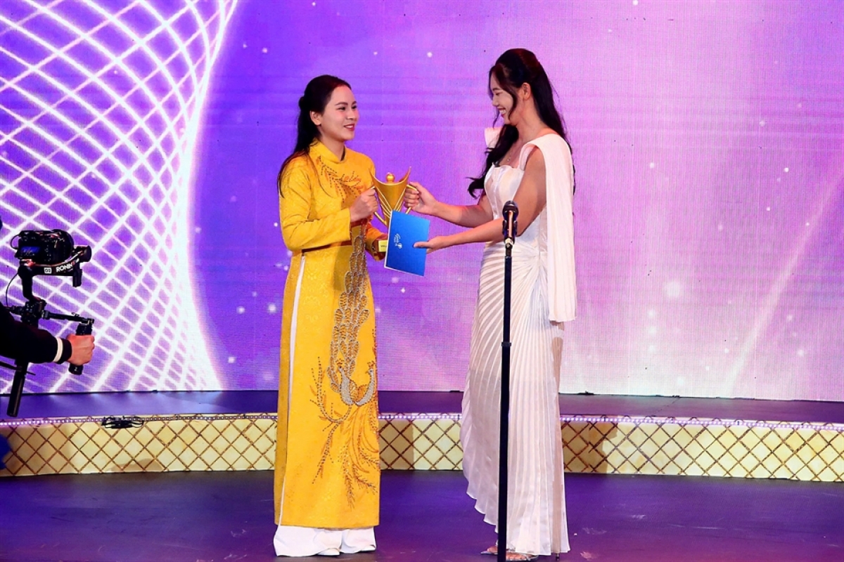 Xạ thủ Trịnh Thu Vinh nhận giải thưởng Nữ VĐV của năm tại Cúp Chiến thắng 2024 (ảnh: BTC)