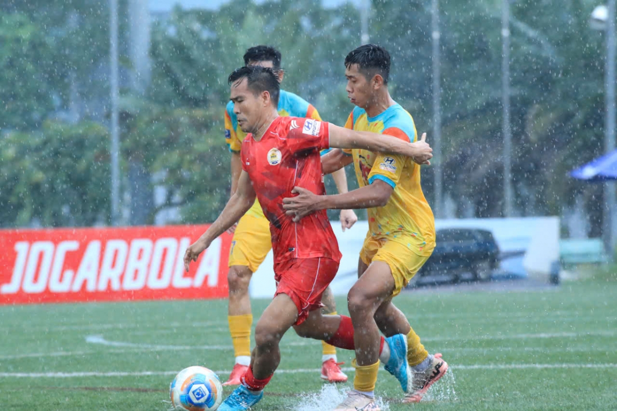 Trận đấu giữa Thép Việt Thắng và Xây dựng Phan Kha bị ảnh hưởng của mưa lớn (ảnh: Vietfootball)