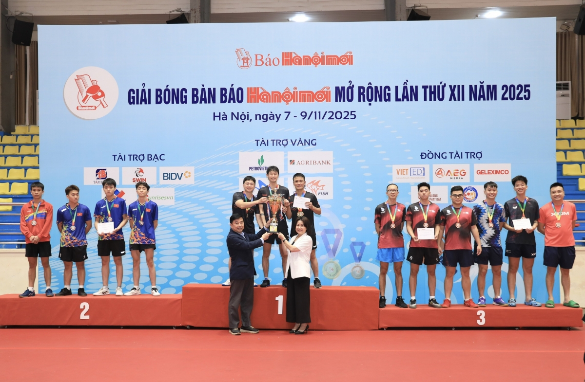 Ban tổ chức giải trao thưởng nội dung đồng đội nam nâng cao (ảnh: BTC)