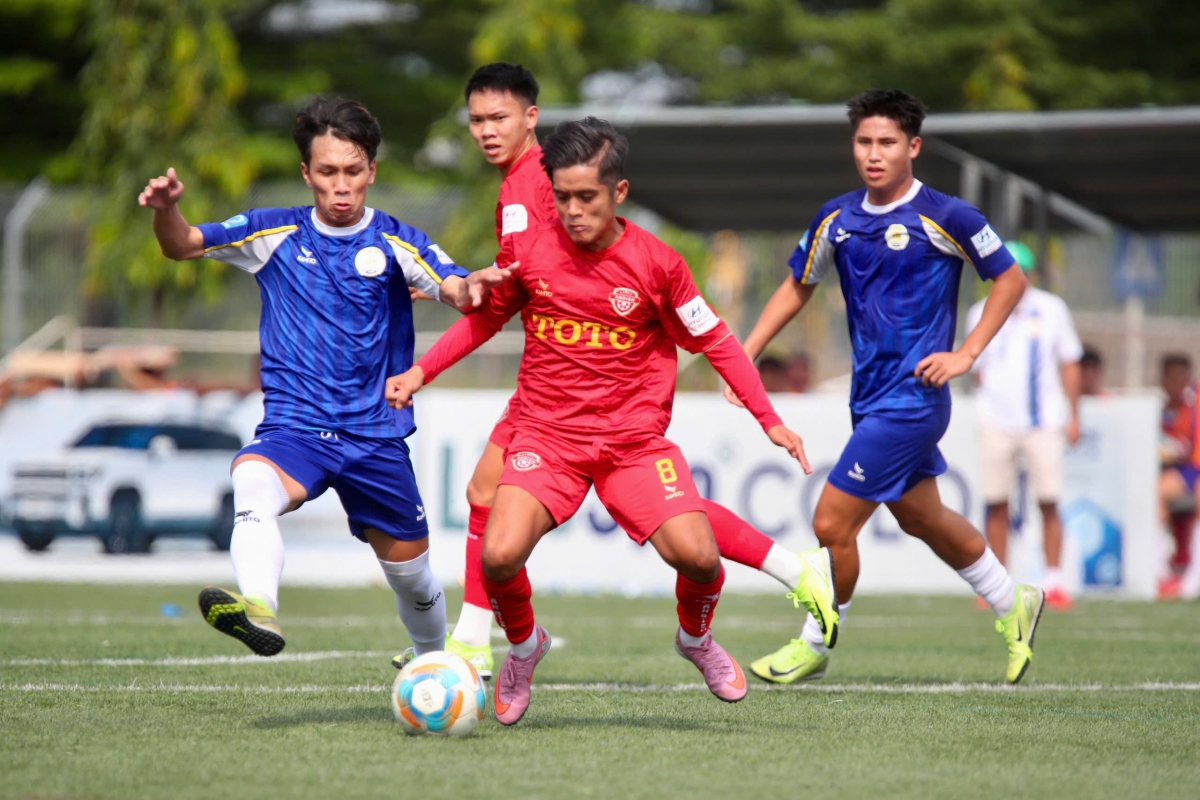 An Biên (đỏ) vượt qua Xây dựng Pha Kha để giành suất cuối cùng dự VCK toàn quốc (ảnh: Vietfootball)