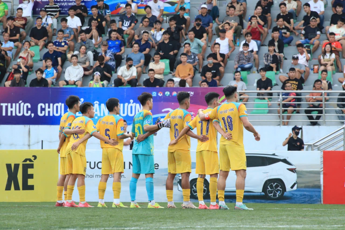 Các cầu thủ Thép Việt Thắng chia vui cùng CĐV sau trận chung kết khu vực phía Nam (ảnh: Vietfootball)