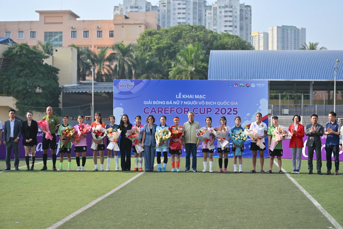 Giải đấu có sự tham dự của 12 đội bóng, chia vào hai nhánh Queen Cup và Princess Cup (ảnh: Vietfootball)