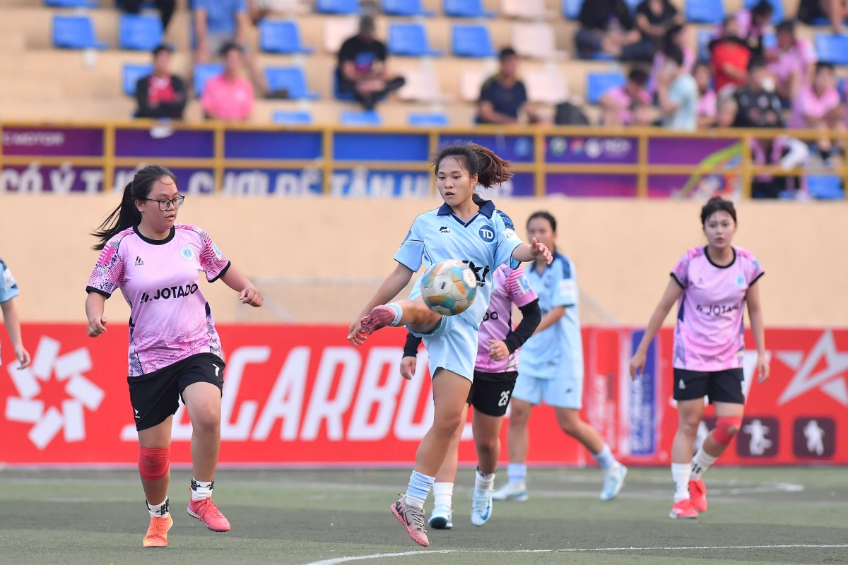 Trí Dũng FC (xanh) ghi 9 bàn vào lưới đối thủ Thành Nam Star trong trận ra quân (ảnh: Vietfootball)