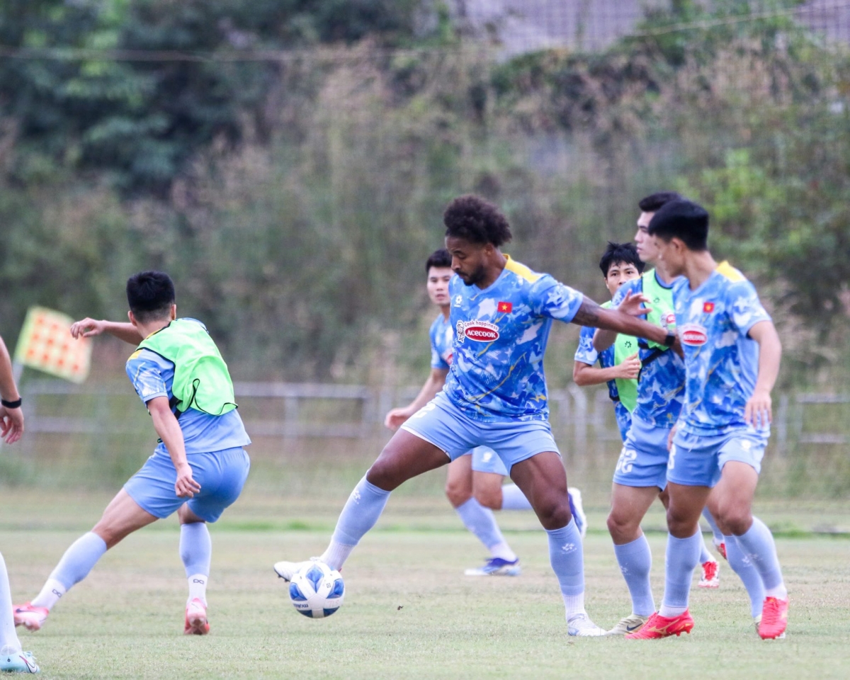 ĐTVN ra sân tập buổi đầu tiên, một ngày sau khi có mặt tại thủ đô Viêng Chăn (ảnh: VFF)