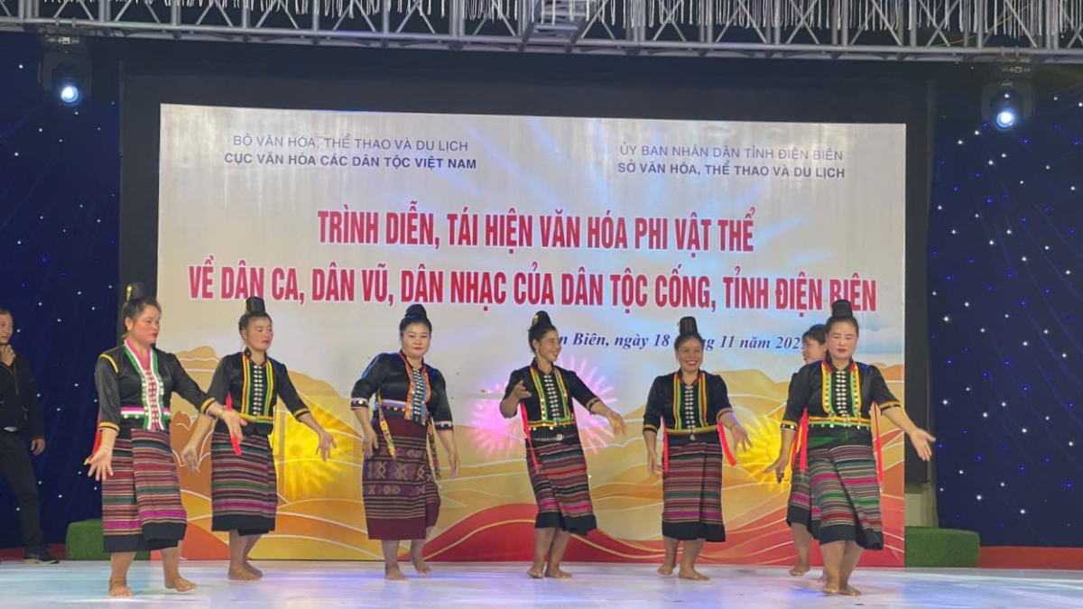 Các nghệ nhân dân tộc Cống đang trình diễn một điệu dân vũ truyền thống trên sân khấu, với trang phục đặc trưng màu đen và các họa tiết dệt thổ cẩm. Sự kiện nằm trong khuôn khổ chương trình "Trình diễn, tái hiện văn hóa phi vật thể về dân ca, dân vũ, dân nhạc của dân tộc Cống, tỉnh Điện Biên", do Cục Văn hóa các dân tộc Việt Nam và Sở VHTTDL Điện Biên phối hợp tổ chức . Nguồn: Ảnh do đơn vị tổ chức cung cấp.