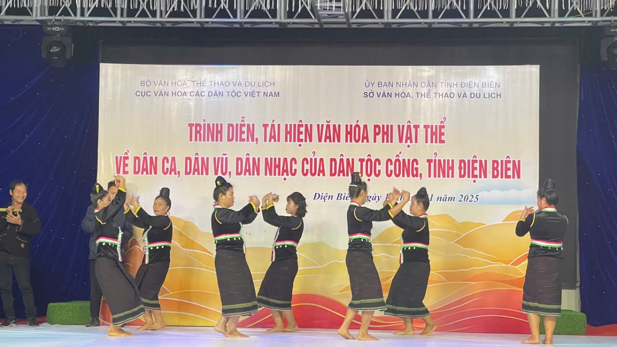 Các nghệ nhân nữ dân tộc Cống đang tập trung vào động tác múa uyển chuyển, nổi bật là chiếc váy thổ cẩm với hoa văn dệt tay độc đáo. Sự kiện được tổ chức vào ngày 18 tháng 11 năm 2025. Nguồn: Ảnh do đơn vị tổ chức cung cấp.