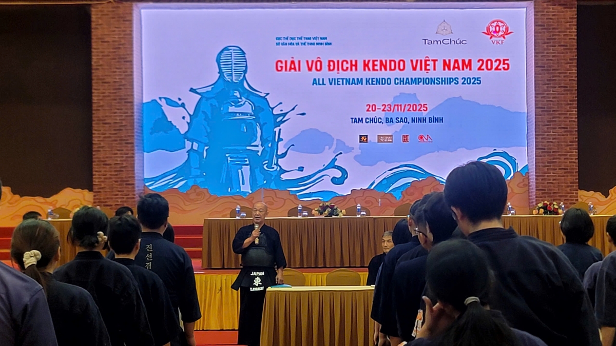 Ông Higashi Yoshimi, nguyên HLV trưởng đội tuyển Nhật Bản trong buổi tập huấn (ảnh: VKF)