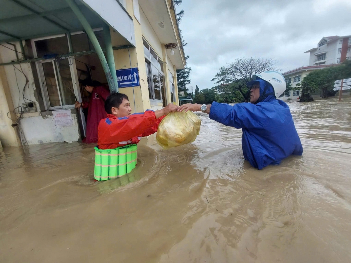 Đưa đồ tiếp tế. Ảnh: Nhà trường cung cấp