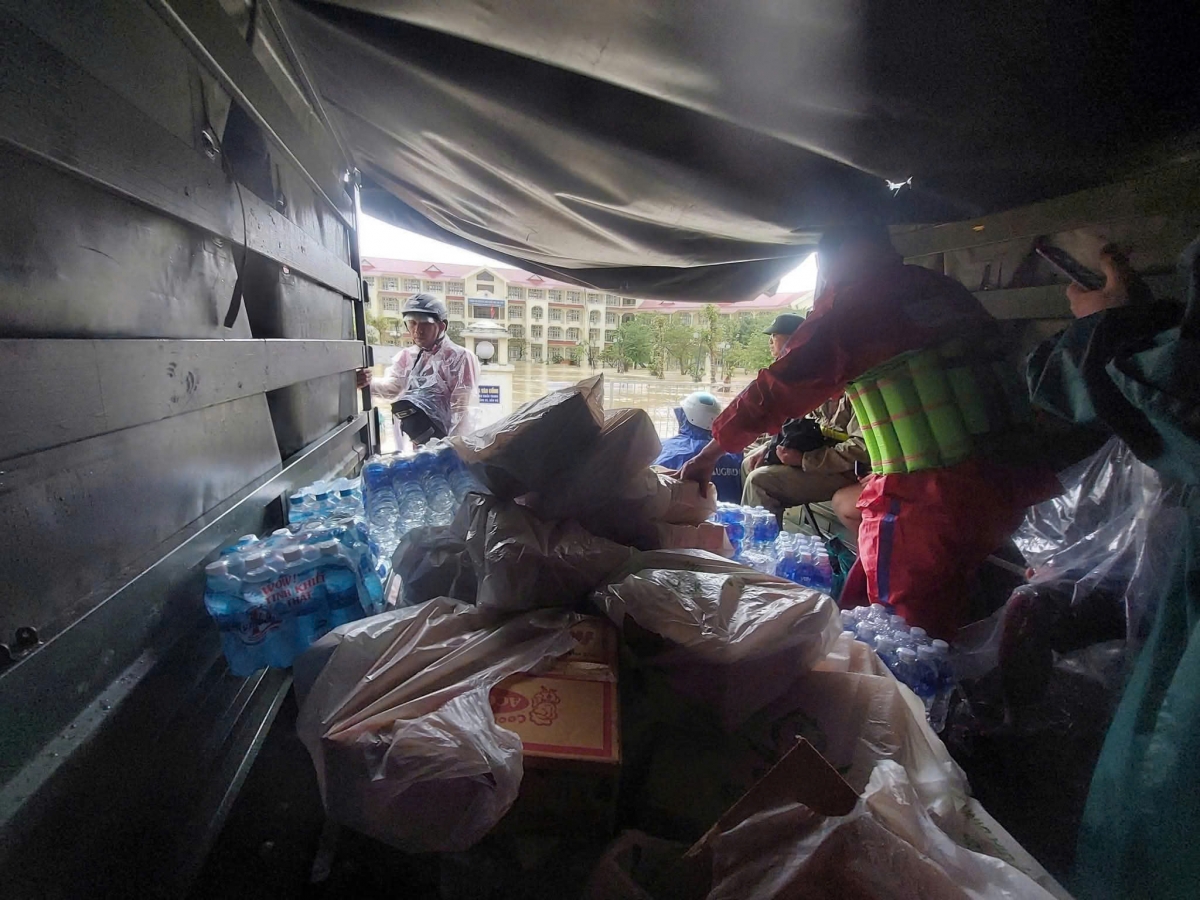 Đồ tiếp tế chất trên xe quân đội để đưa vào ký túc xá. Ảnh: Nhà trường cung cấp