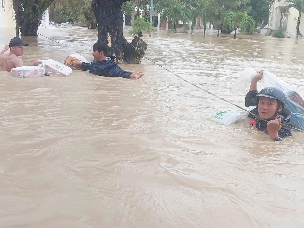 Các thầy cột dây chuyền đồ tiếp tế vào cho sinh viên sáng 19/11. Ảnh: Nhà trường cung cấp