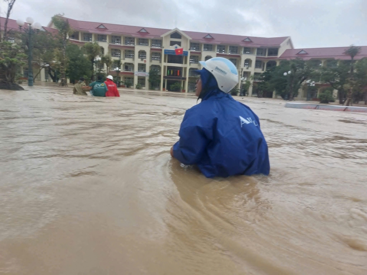 Khu vực Trường Cao đẳng Kỹ thuật Công nghệ Quy Nhơn mênh mông nước lũ. Ảnh: Nhà trường cung cấp