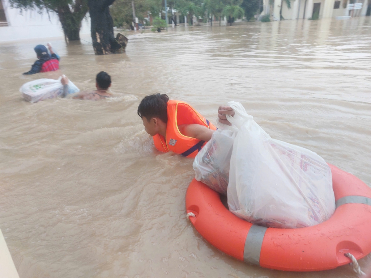 Vận chuyển nhu yếu phẩm vào ký túc xá Trường Cao đẳng Kỹ thuật Công nghệ Quy Nhơn ngày 21/11. Ảnh: Nhà trường cung cấp