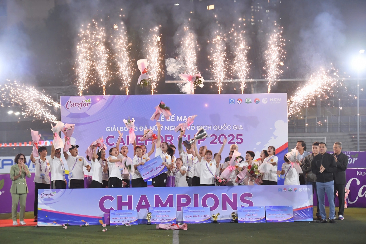 Các nữ cầu thủ Đại học TDTT Bắc Ninh ăn mừng ngôi vô địch hạng mục Princess (ảnh: Vietfootball)