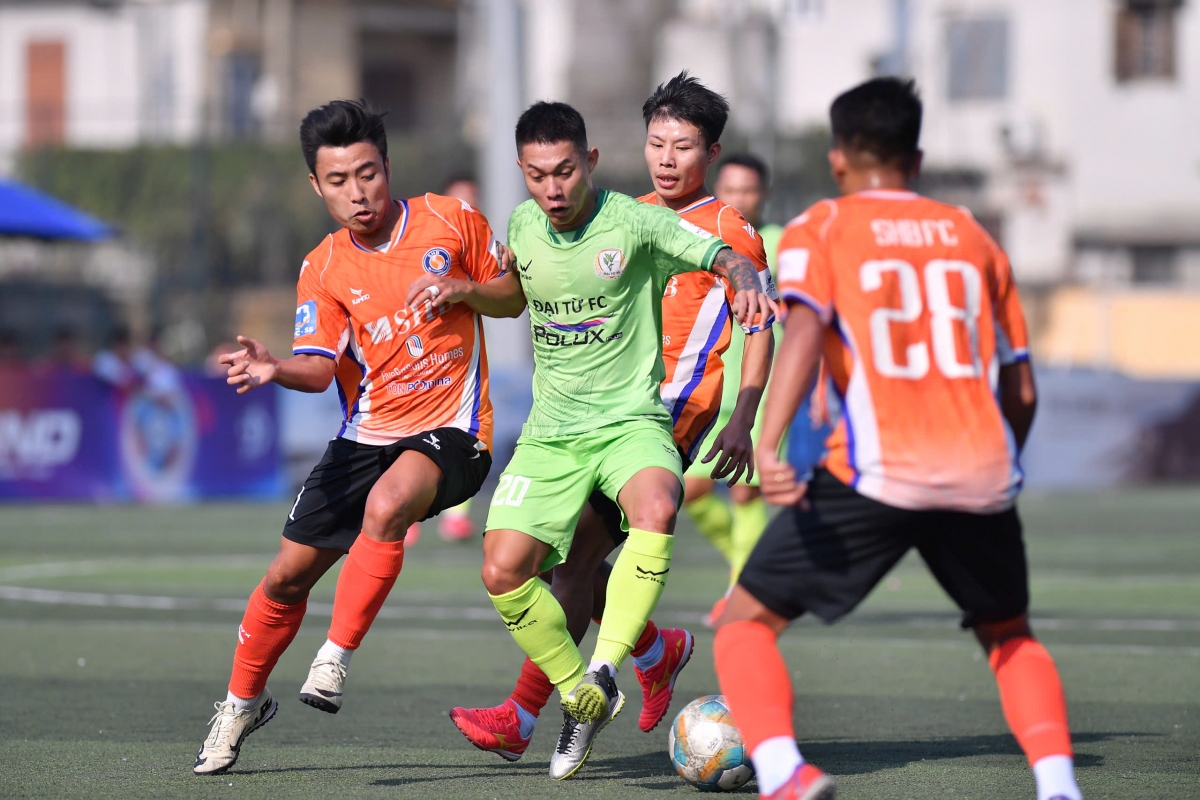 Đại Từ FC (xanh) đứng hạng 3 chung cuộc và giành vé dự VCK toàn quốc (ảnh: Vietfootball)