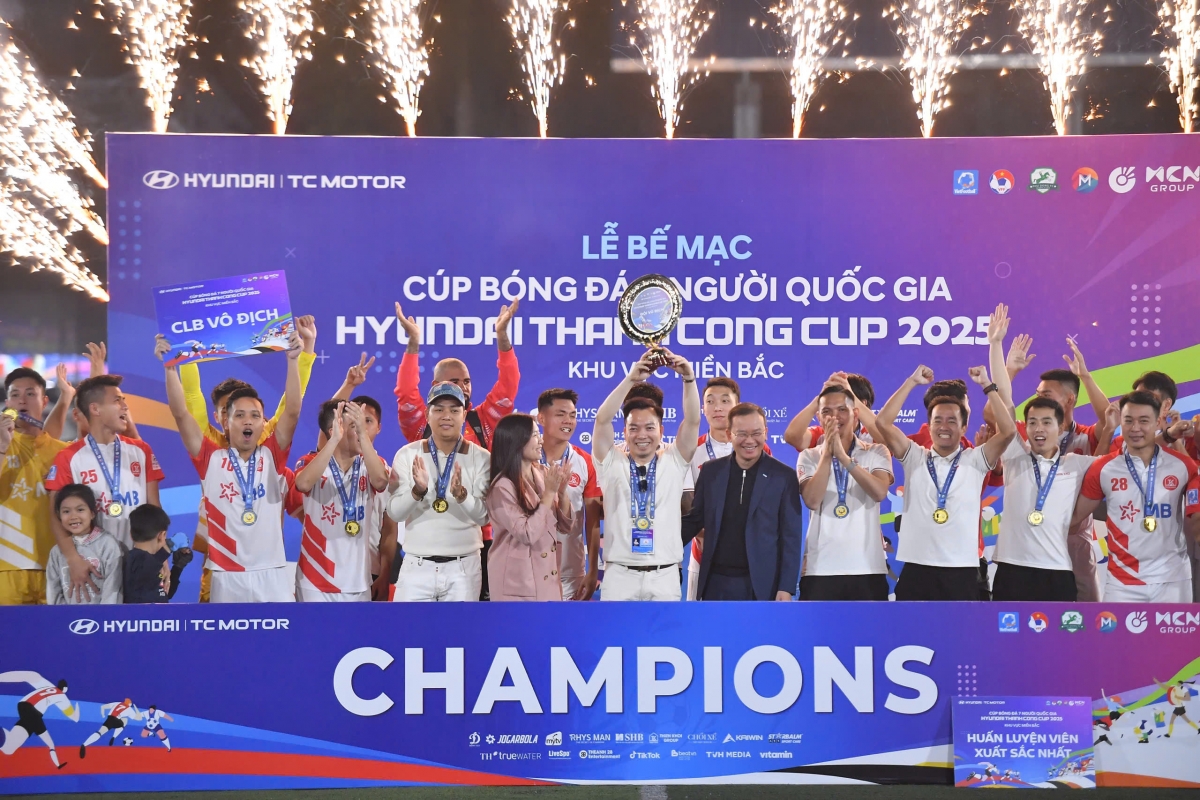 Các cầu thủ Thiên Khôi FC ăn mừng danh hiệu Vô địch vòng loại phía Bắc (ảnh: Vietfootaball)