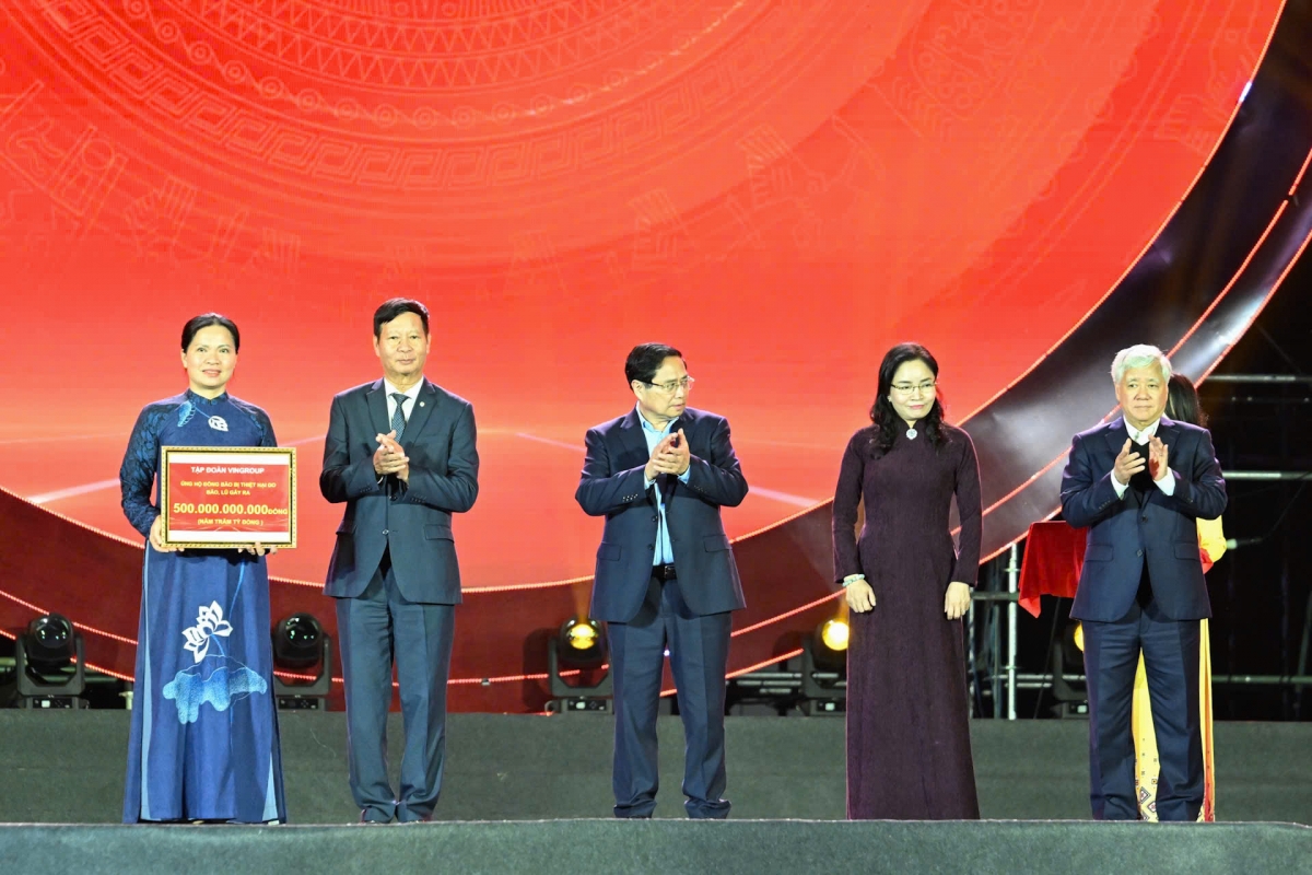 Các doanh nghiệp trao tiền quyên góp ủng hộ đồng bào Miền Trung. Ảnh: QĐND