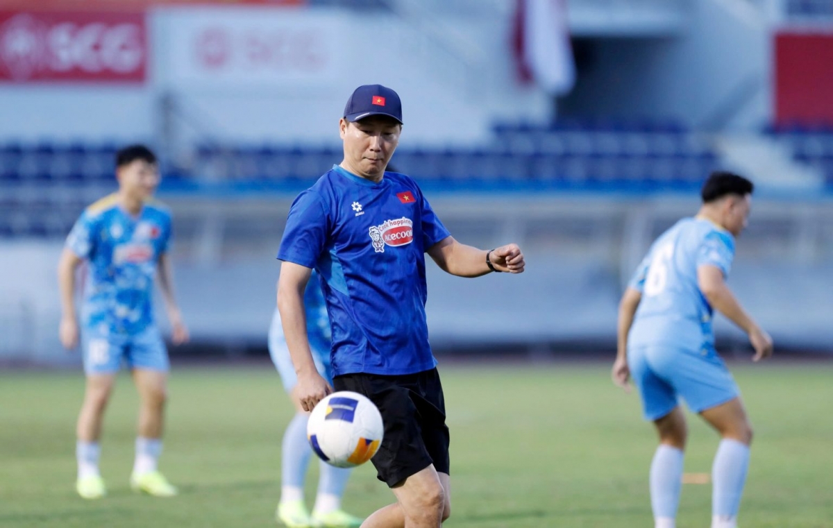 HLV Kim Sang Sik "Mục tiêu đầu tiên của U22 Việt Nam là vượt qua vòng đấu bảng" (ảnh: VFF)