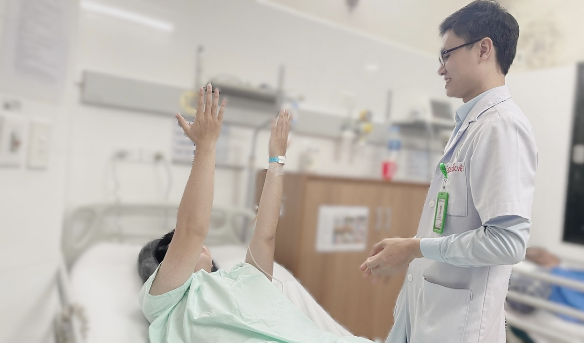 Bác sĩ Lê Quốc Việt, Khoa Nội – Hồi sức thần kinh, Bệnh viện Hữu nghị Việt Đức thăm khám
cho bệnh nhân sau phẫu thuật (Ảnh: BVCC)