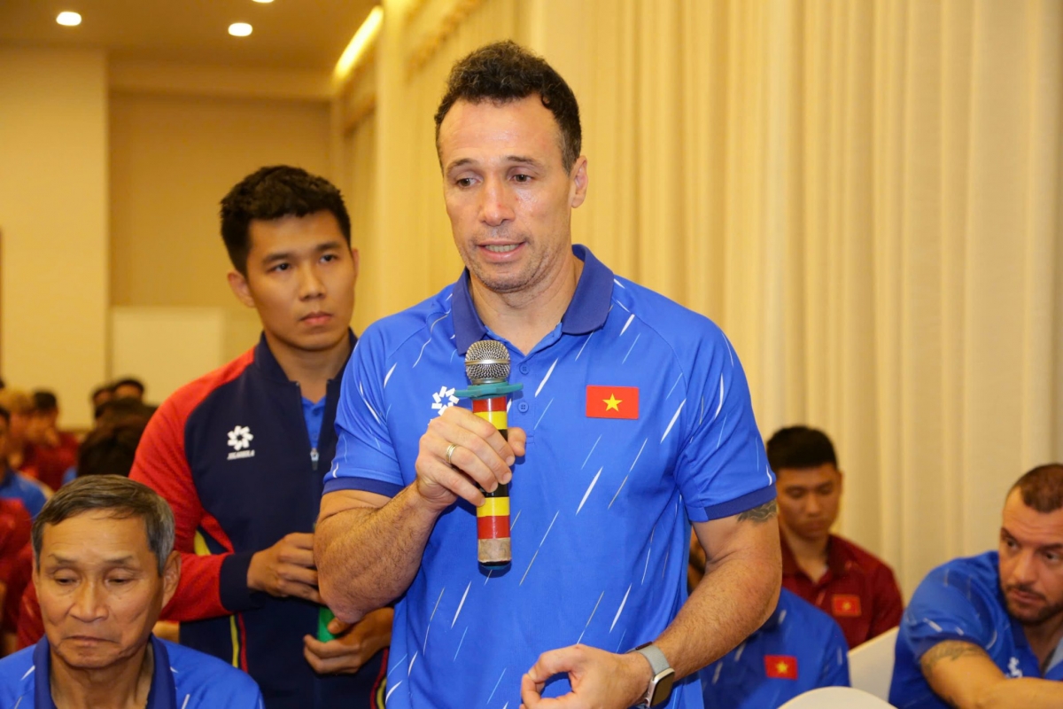 HLV Diego Giustozzi khẳng định toàn đội quyết tâm đổi màu huy chương (Ảnh VFF)