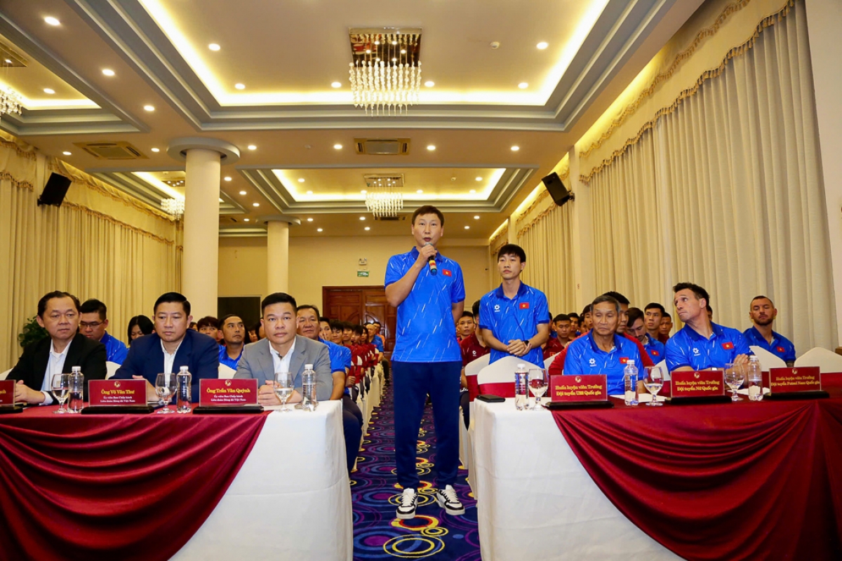 HLV Kim Sang Sik chia sẻ cảm giác hồi hộp xen lẫn háo hức khi lần đầu tham dự SEA Games (Ảnh VFF)