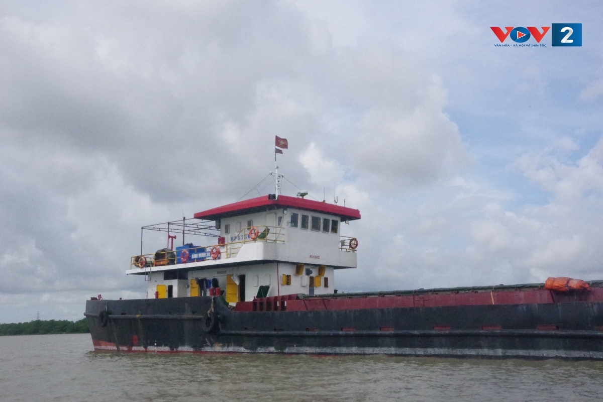 Hải đoàn Biên phòng 38 kiểm tra  tầu chở hàng vi phạm