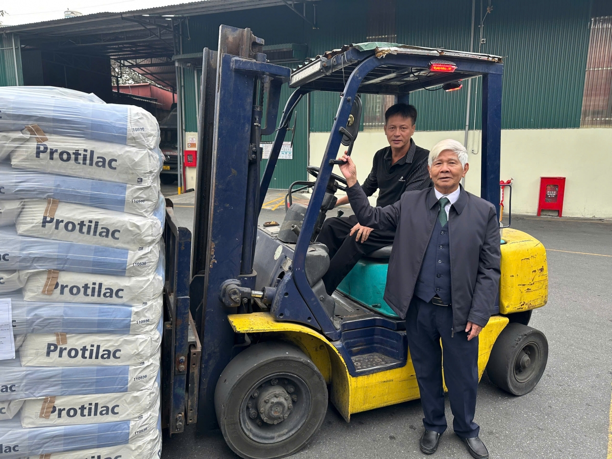 ông Lê Bá Liên, Giám đốc hợp tác xã vận tải Hồng Liên tại khu nhà xưởng. Ảnh: NVCC