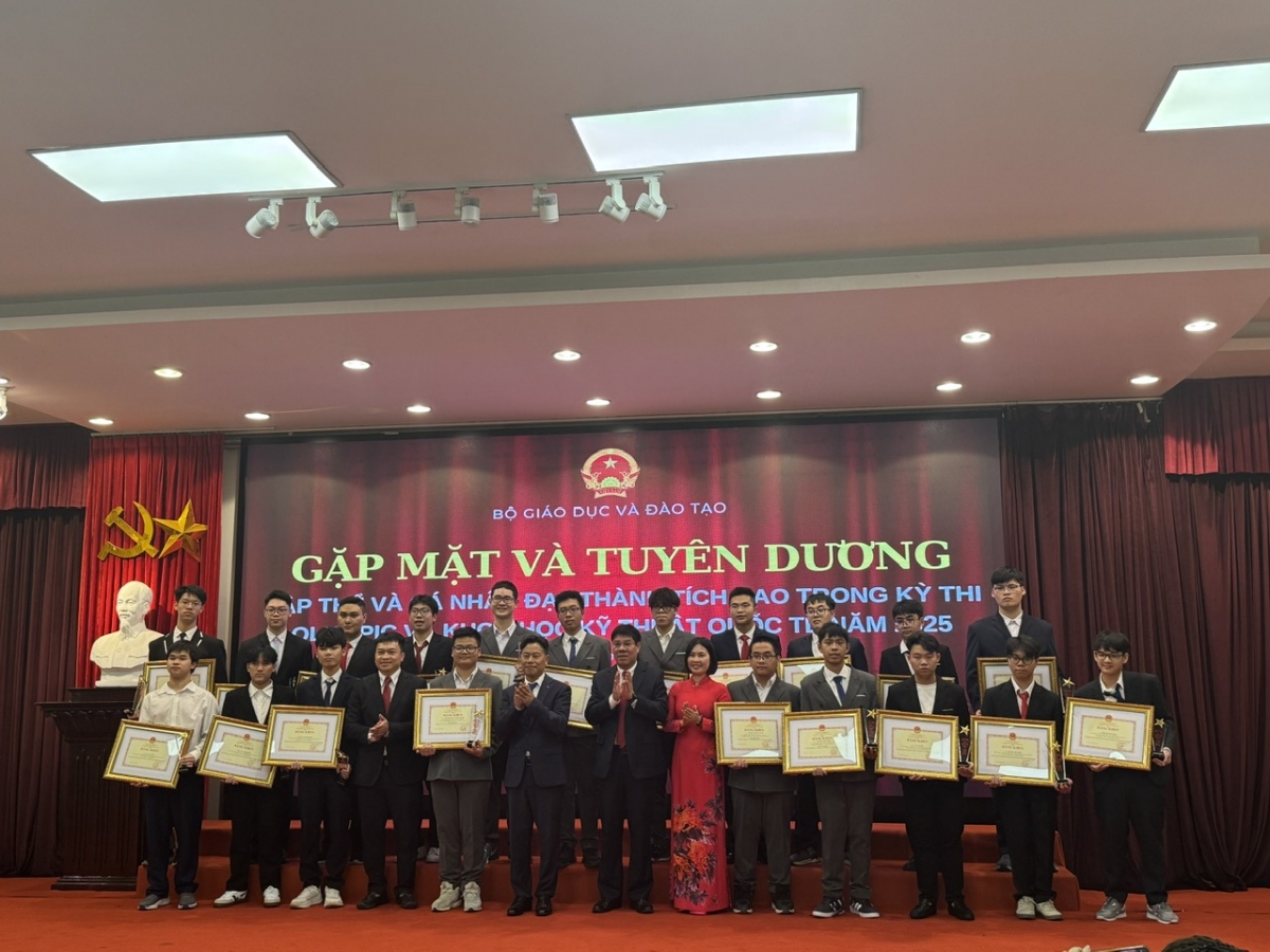 GS. TS Lê Quân và GS. TS Huỳnh Văn Chương trao Bằng khen của Bộ trưởng Bộ GD&amp;ĐT cho các tập thể có thành tích cao trong các kỳ thi Olympic 2025