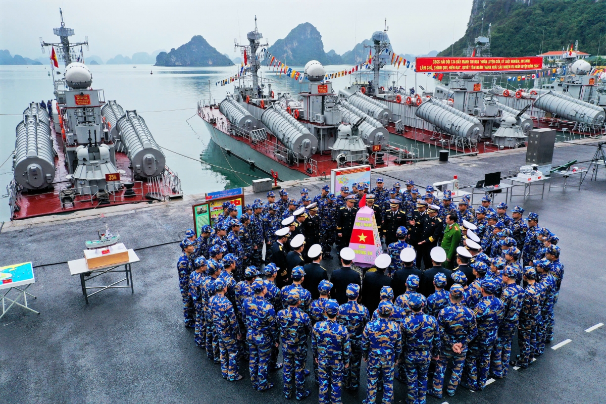 Từ hoạt động thường ngày của người lính Hải quân, NSNA Nguyễn Á thấy được, cảm được
tinh thần đoàn kết, đồng lòng chung sức bảo vệ biển đảo quê hương