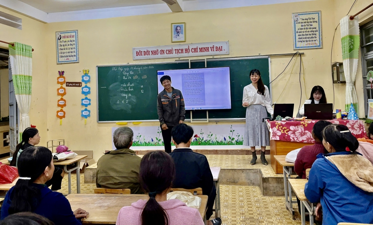 Cô Bùi Thị Hồng Lâm, hiệu trưởng Trường Tiểu học Phúc Thọ 2 (Lâm Đồng) trực tiếp đứng lớp xóa mù. Ảnh: Nhân vật cung cấp