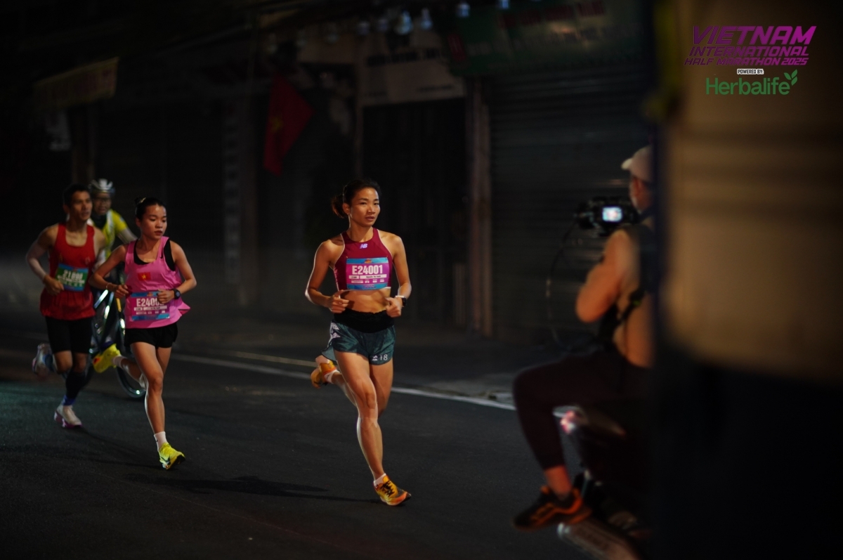 Nguyễn Thị Oanh lập kỷ lục trên đường chạy bán marathon quốc tế Việt Nam 2025 (ảnh: BTC)