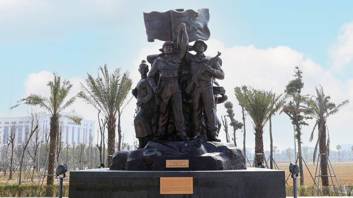 Cụm tượng "Tình đoàn kết hữu nghị Việt Nam - Lào" được trưng bày đúng vào dịp kỷ niệm 50 năm Quốc khánh nước Cộng hòa Dân chủ Nhân dân Lào. Ảnh: BTLSQSVN