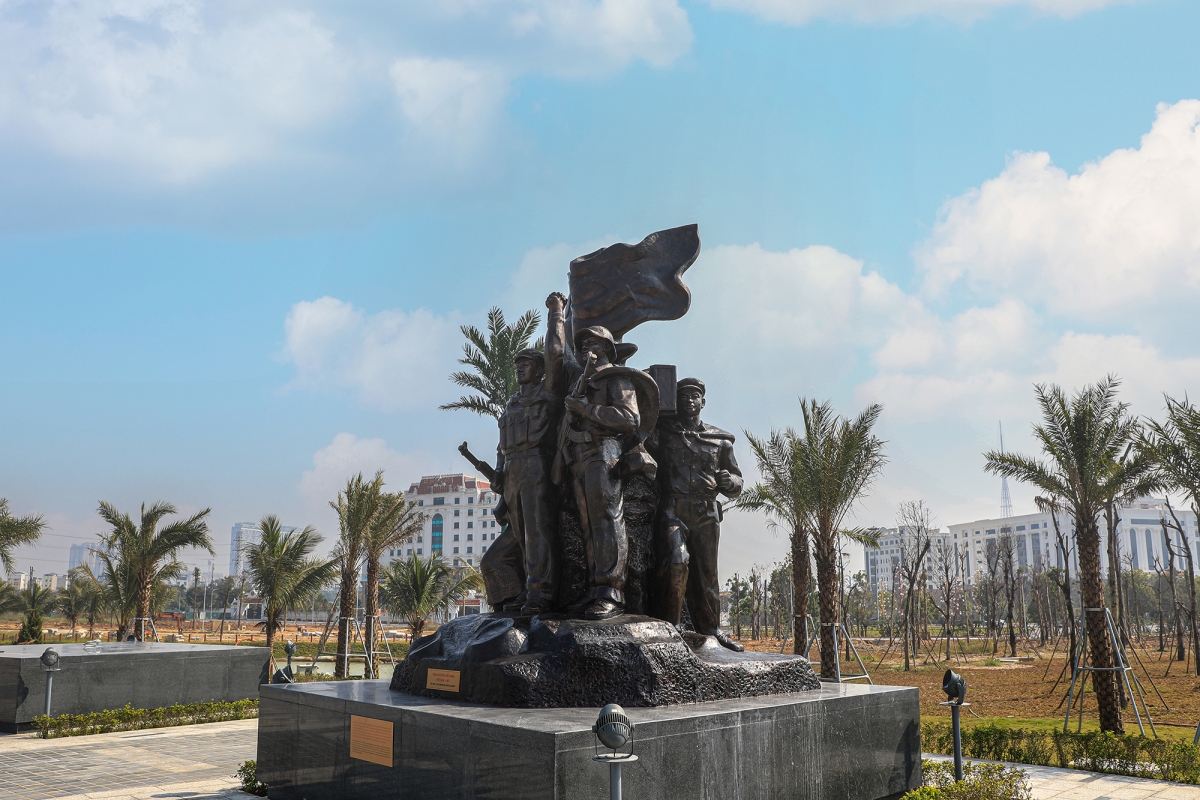 Cụm tượng "Tình đoàn kết hữu nghị Việt Nam - Lào" được trưng bày tại Bảo tàng Lịch sử Quân sự Việt Nam thể hiện tình đoàn kết giữa 2 quốc gia. Ảnh: BTLSQSVN