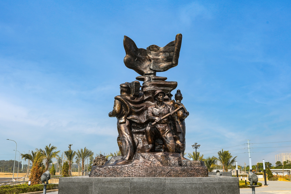 Cụm tượng Tình đoàn kết hữu nghị Việt Nam - Lào nhìn từ mặt sau. Ảnh: BTLSQSVN